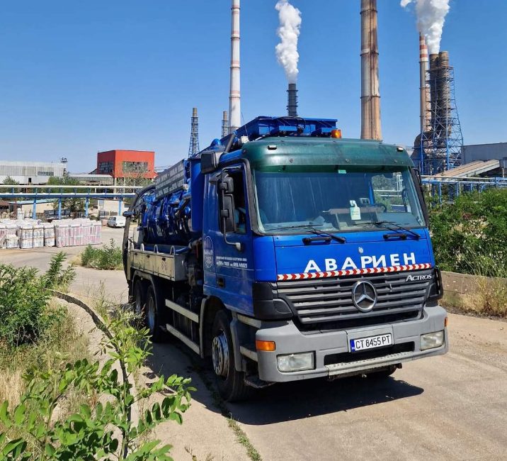 Син аварийeн камион цистерна Mercedes Actros за почистване на септични ями и отпушване на канали в Сливен