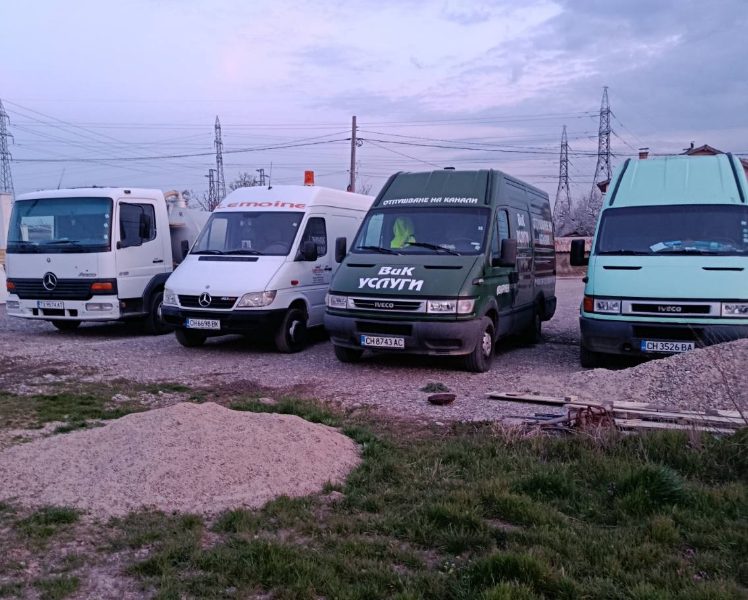 Малък камион Мерцедес за изпомпване на септична яма в тесни пространства