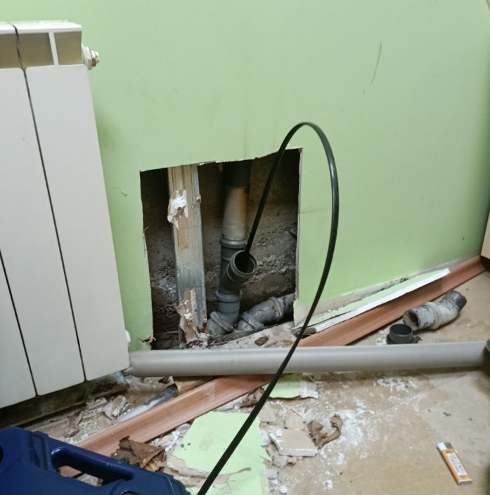Достъп до канализационна тръба в стена при откриване на теч