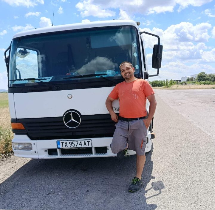 Наш специалист до камиона цистерна преди работа по обект