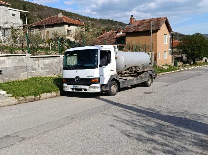 Камион цистерна за почистване на външни тоалетни в село край Сливен